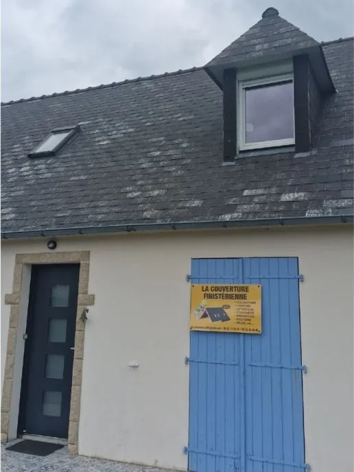 Maison et dépendance avec toiture ardoise vieillissante