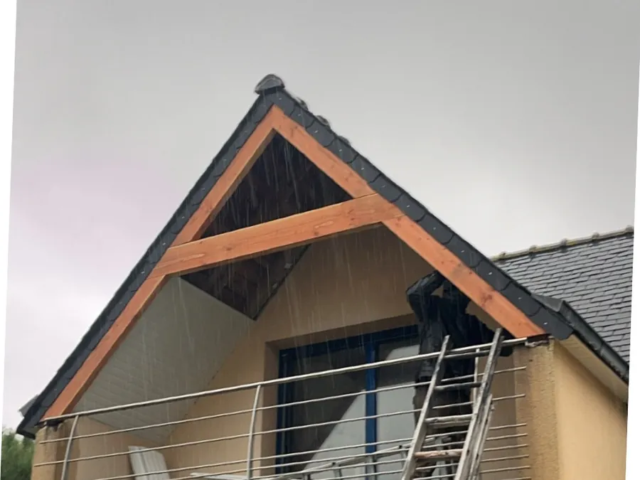 Charpente neuve et habillage de pignon après travaux