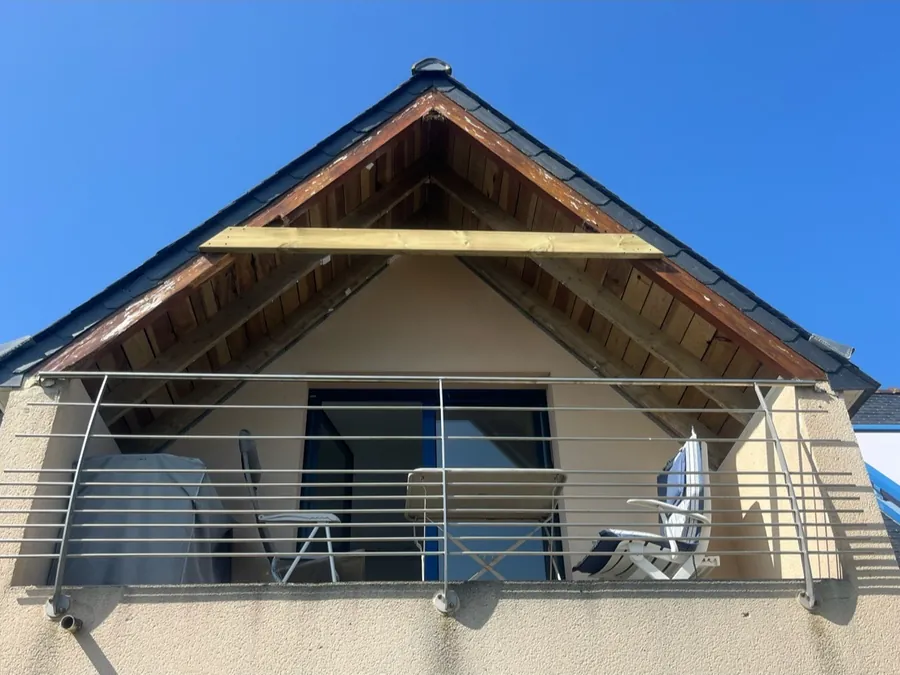 Débord de toit et charpente dégradés avant remplacement