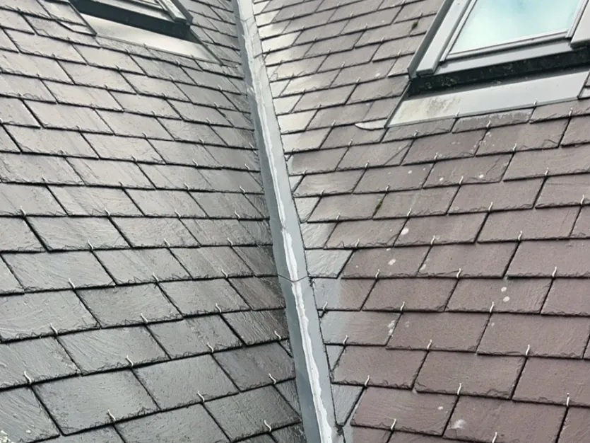 Noue en zinc neuve posée entre deux versants d'ardoise