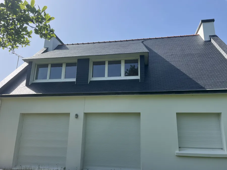 Toiture ardoise neuve avec lucarne réalisée par un couvreur à Quimper