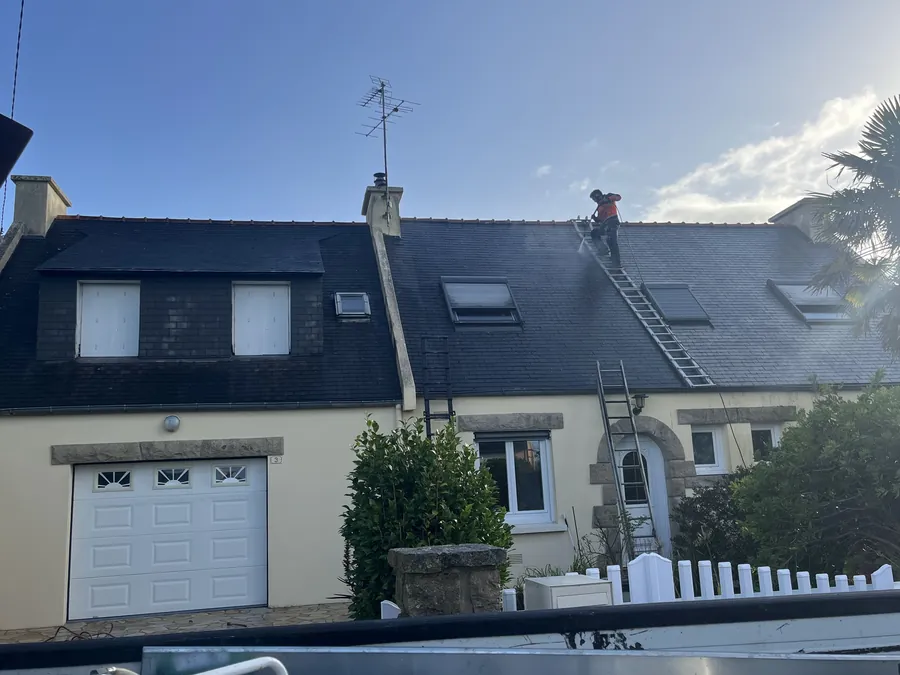 Démoussage de toiture en cours sur une maison de Quimper
