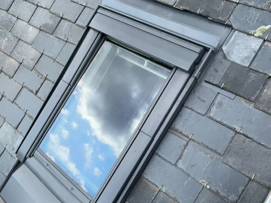 Fenêtre de toit Velux posée dans une couverture en ardoise