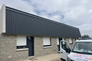 Chantier bac acier sur dépendance en pierre