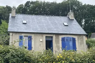 Chantier de réfection de toiture ardoise sur maison bretonne