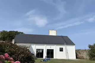 Chantier de couverture bac acier sur bâtiment